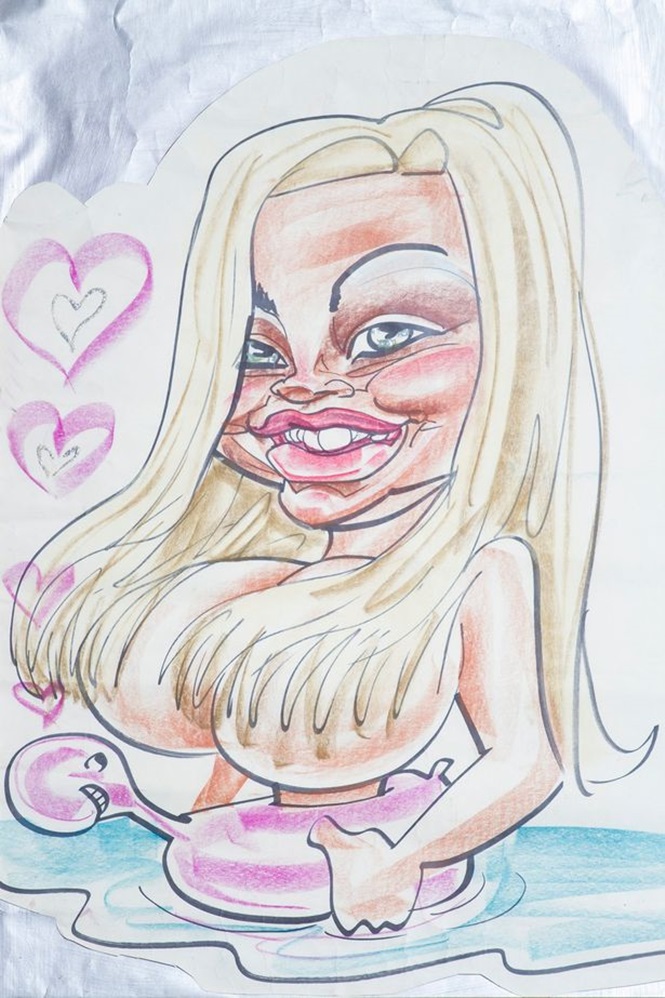 Mulher gasta mais de R$ 700 mil para ficar igual caricatura (Crédito: Reprodução)