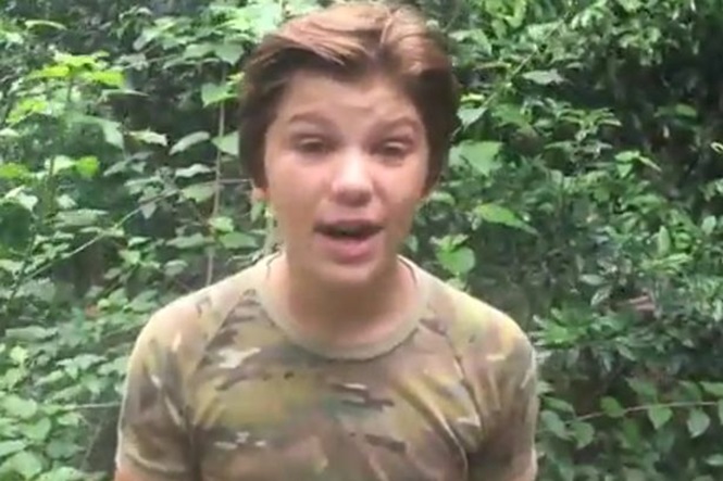 Garoto postou vídeo acariciando cobra