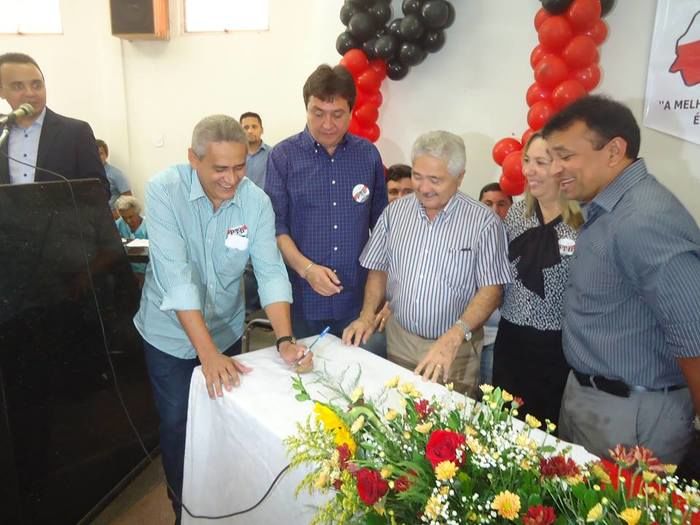 Senador Elmano durante encontro