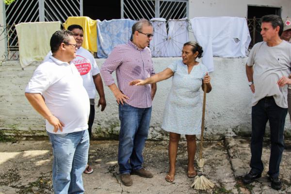 Firmino conversa com moradores durante a faxina