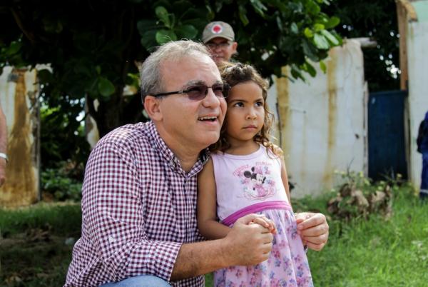 Prefeito aproveitou e fez foto com uma garota