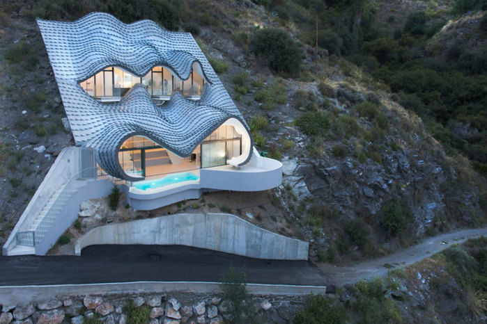 Casa fica em cima de penhasco