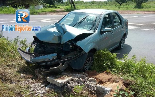 Homem perde controle de carro após ser perseguido por motociclistas (Crédito: Reprodução)