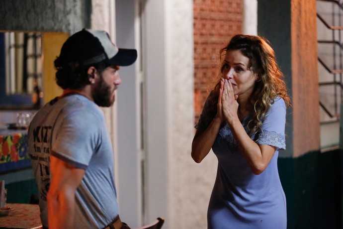 Gilda enfrenta Dino e pergunta se ele mandou prender Eliza