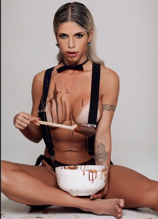 Cacau revela cuidados para mandar 'nudes': 'Tattoos identificam' (Crédito: Reprodução/Paparazzo)