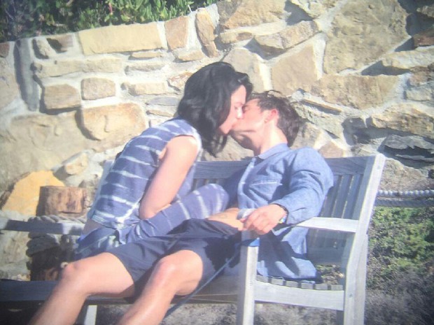 Katy Perry e Orlando Bloom trocam beijo apaixonados (Crédito: Reprodução)