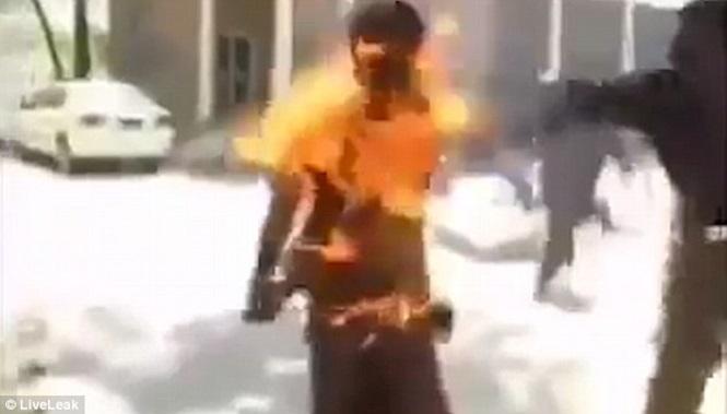 Homem vira bola de fogo após celular explodir em seu bolso (Crédito: Reprodução)