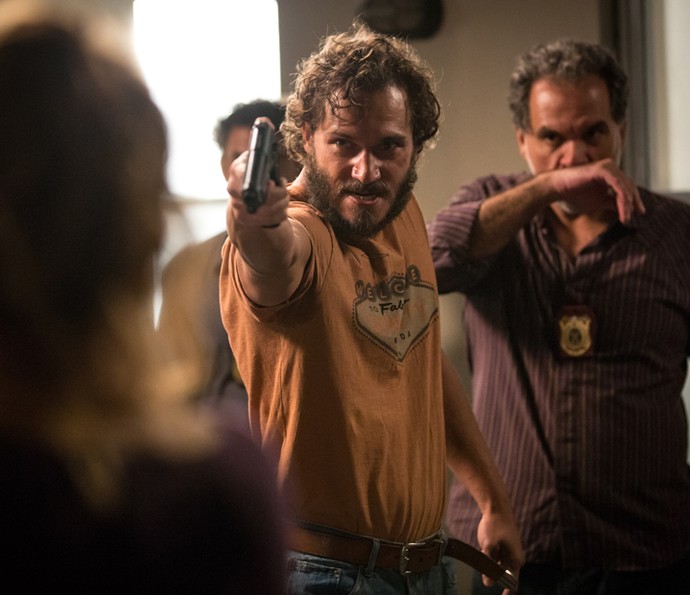 Dino saca uma arma e aponta para Eliza