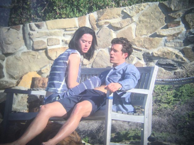 Katy Perry e Orlando Bloom trocam beijo apaixonados (Crédito: Reprodução)
