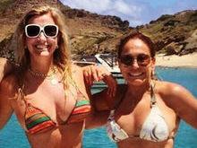 Só de biquíni, Susana Vieira posta foto com nora e neto no Caribe