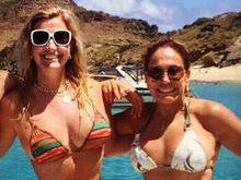 Só de biquíni, Susana Vieira posta foto com nora e neto no Caribe