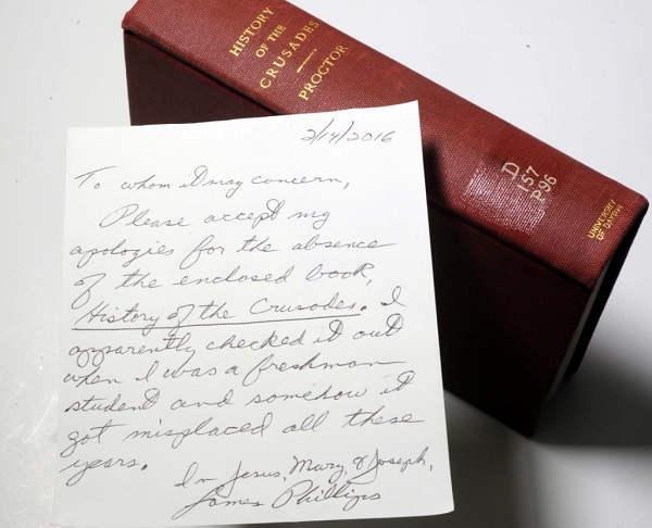 Homem devolve livro para biblioteca após 49 anos e pede desculpas (Crédito: Reprodução)