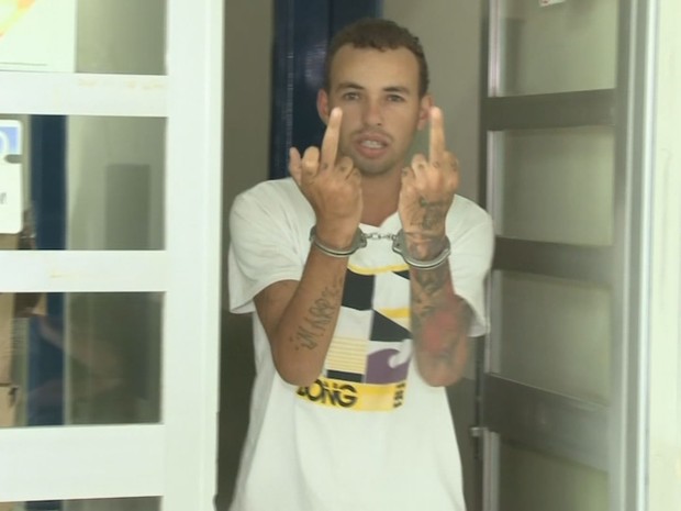 Homem é preso por sequestro e faz gesto obsceno em delegacia (Crédito: Reprodução)
