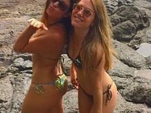 Carol Castro exibe boa forma com amiga em Fernando de Noronha