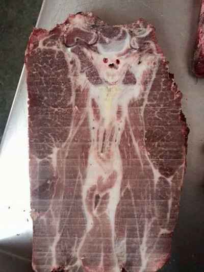 Foto de carne tem desenho parecido com "diabo"
