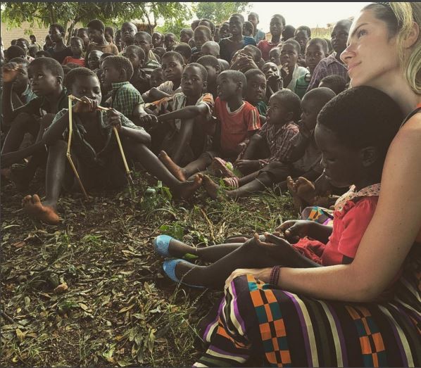 Giovanna Ewbank com crianças na África