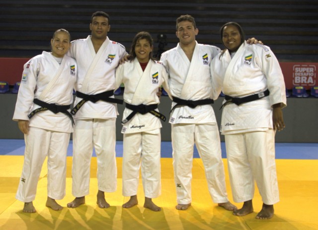 Sarah Menezes vence e garante título mundial ao Brasil