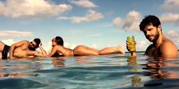 Sabrina e amgios na piscina do resort (Crédito: Reprodução)