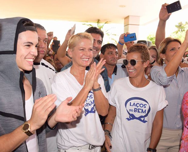 Xuxa e sua equipe (Crédito: Divulgação)