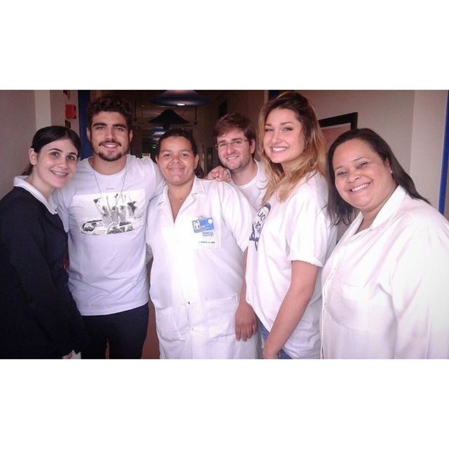 Caio Castro e Sasha posam com equipe (Crédito: Divulgação)