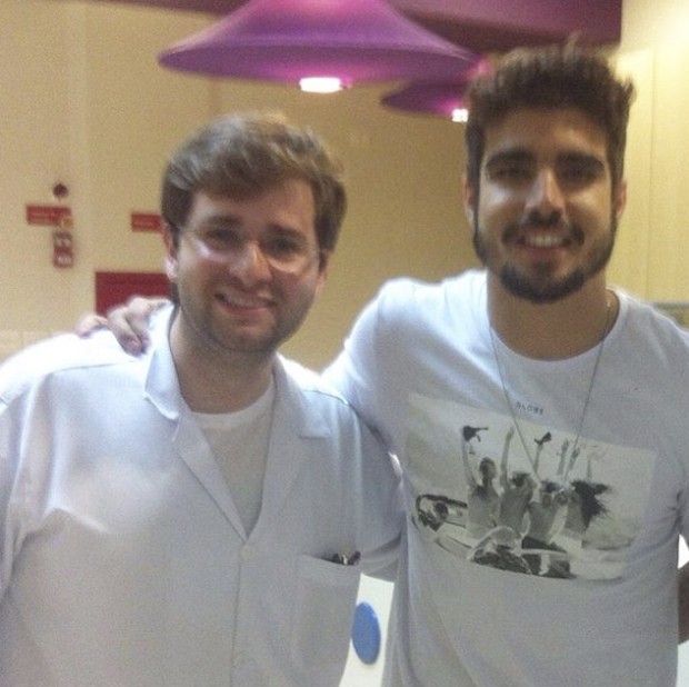 Caio Castro durante visita a hospital (Crédito: Divulgação)
