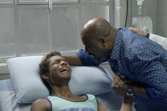 Wesley entra em desespero ao descobrir que está paraplégico (Crédito: Gshow )