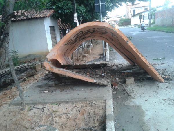 Para de ônibus foi derrubada por moradores