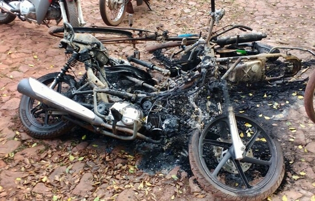 Moto ficou totalmente destruída
