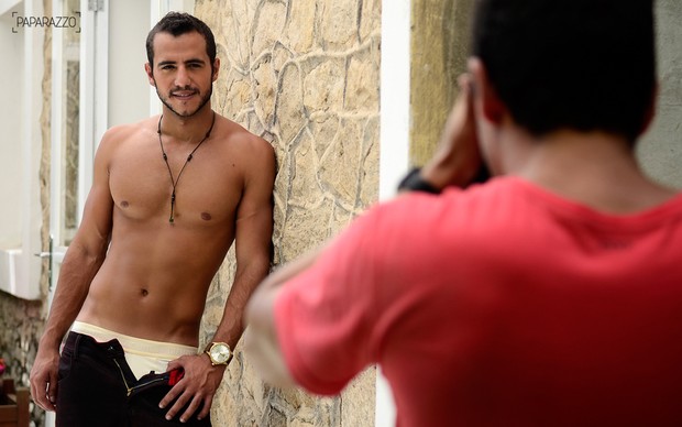 Matheus posa para o Paparazzo (Crédito: Roberto Teixeira)