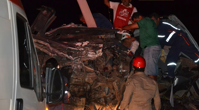 Veículos destruídos após o forte impacto