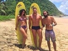 Carol Castro aproveita folga com amigos e mostra corpão