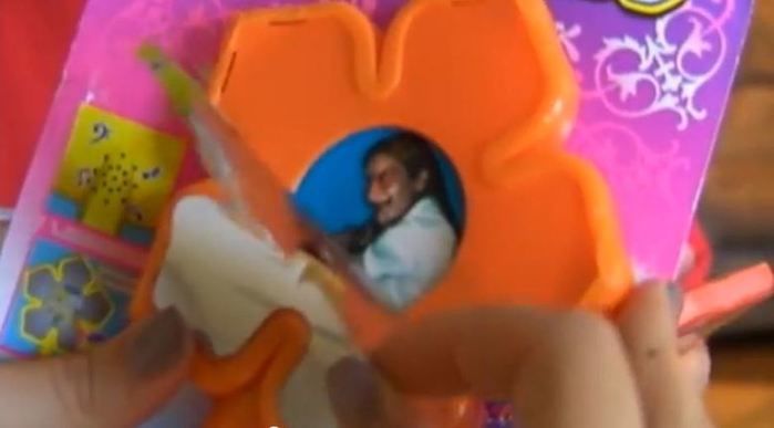 Mulher compra brinquedo para filha e encontra imagem assustadora (Crédito: Reprodução)