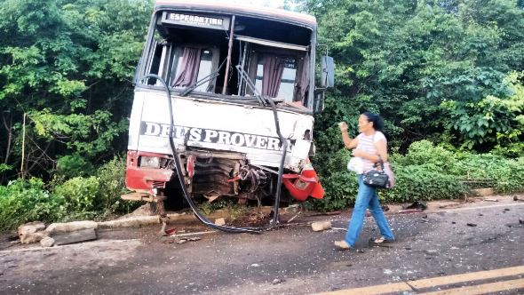 Ônibus ficou bastante danificado