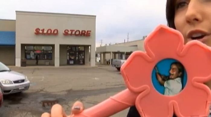 Mulher compra brinquedo para filha e encontra imagem assustadora (Crédito: Reprodução)
