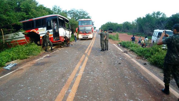 Veículos foram parar fora da rodovia (Crédito: Revista Az)