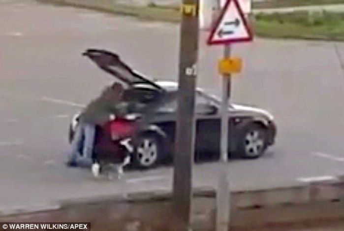 Mendigo aparece misteriosamente com carro de luxo e gera revolta (Crédito: Reprodução)