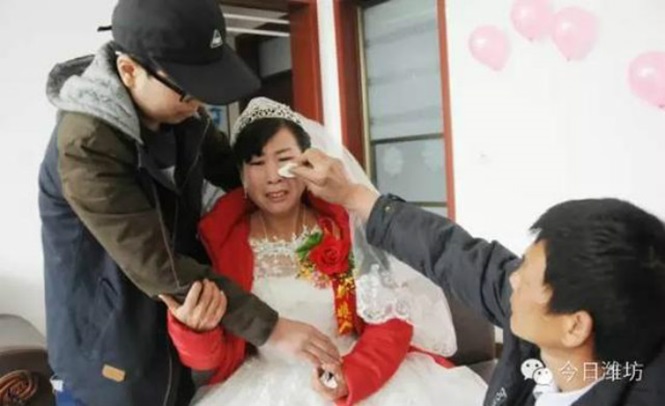Feng Tiancai, mãe do jovem, estava bastante emocionada