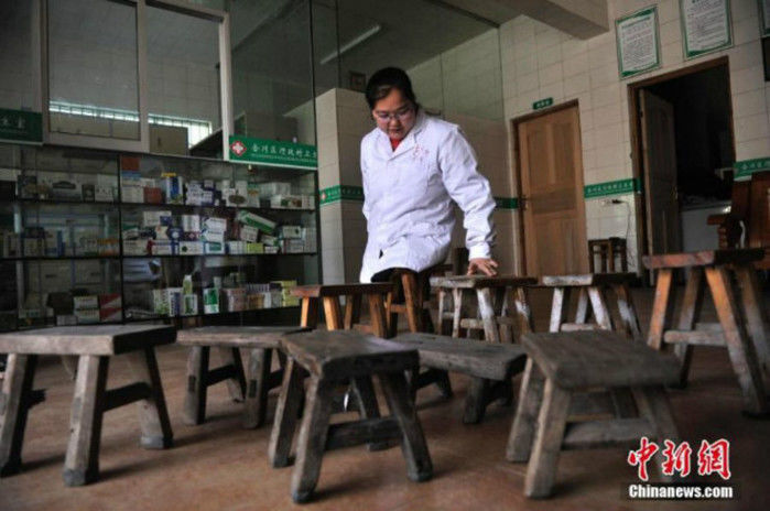 Médica sem pernas trabalha em cima de bancos há mais de 15 anos (Crédito: Reprodução)