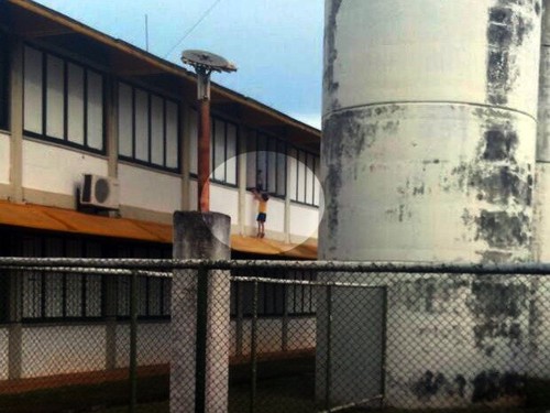 Professora é afastada depois de colocar criança para fora da janela (Crédito: Reprodução)
