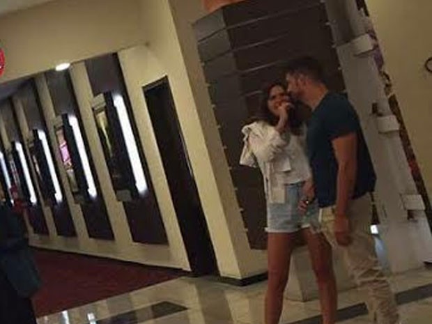 Cauã Reymond e nova namorada são flagrados em cinema (Crédito: Ego)