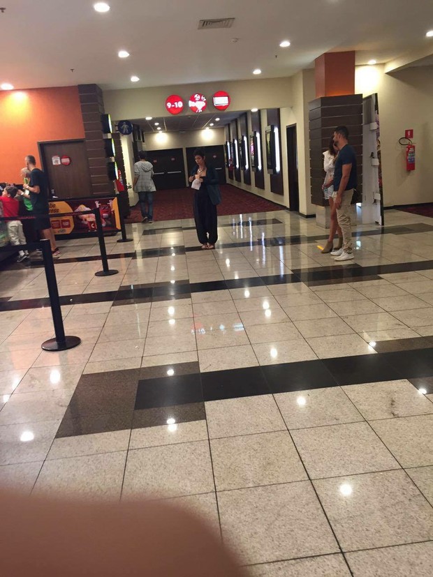 Cauã Reymond e nova namorada são flagrados em cinema (Crédito: Ego)