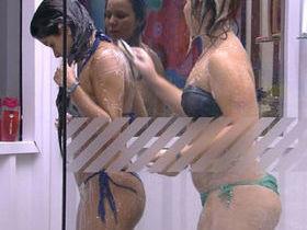BBB 2016: Maria Claudia e Munik tomam banho juntas