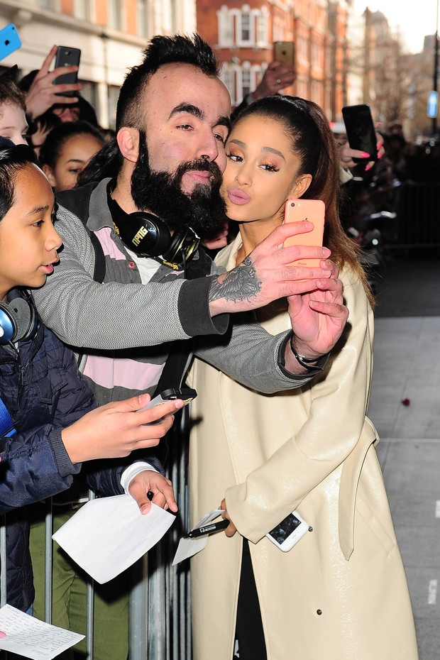 Ariana Grande tira foto inusitada com fã em Londres (Crédito: AKM-GSI/ Agência)