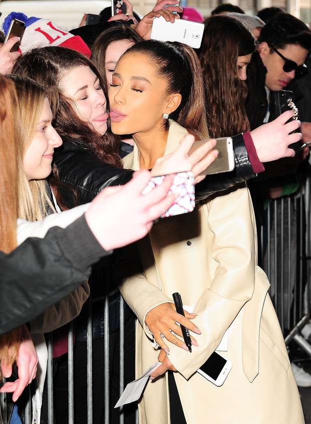 Ariana Grande tira foto inusitada com fã em Londres (Crédito: AKM-GSI/ Agência)