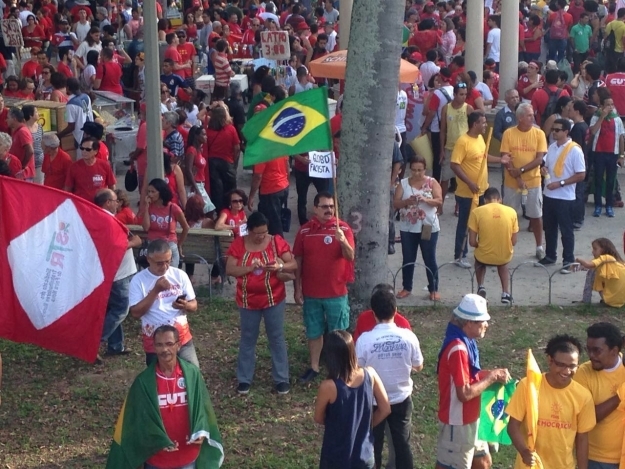 Militantes em praça de Recife-PE