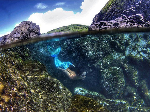 Carol Castro faz ensaio com cauda de sereia em Fernando de Noronha (Crédito: Reprodução)