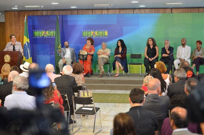 Dilma em encontro com artistas e intelectuais (Crédito: Agência Brasil )