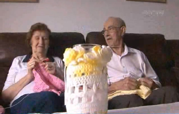 Casal de idosos faz roupinhas de crochê para doar a bebês carentes