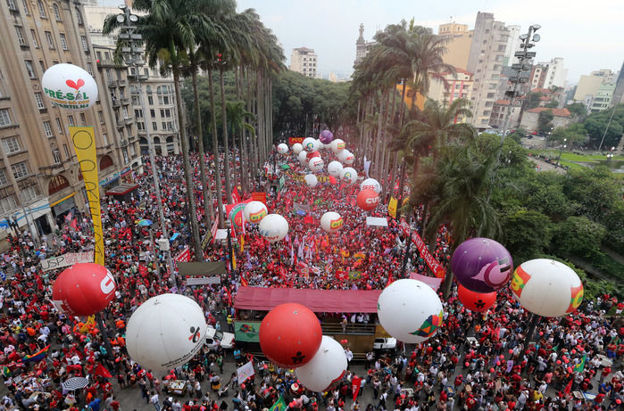 Manifestação de apoio à Dilma (Crédito: Estadão )