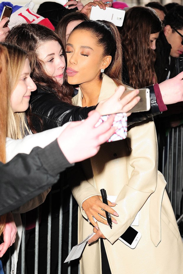 Ariana Grande tira foto inusitada com fã em Londres (Crédito: AKM-GSI/ Agência)